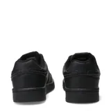 Championes urbanos Umbro modelo Milo, color negro, con diseño de corte bajo, cordones al tono y logo de la marca en el lateral y la lengüeta.