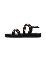 Sandalias negras con plataforma, tiras con apliques de tachas doradas y piedras rojas.