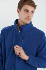 Campera de micropolar color verde oscuro, con cuello alto, cierre frontal completo, bolsillos laterales y un bolsillo con cierre en el pecho.
