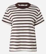 Remera de corte boxy confeccionada en algodón, con diseño de rayas horizontales en blanco y negro, cuello redondo en color negro contrastante y mangas cortas.