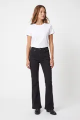 Jean flare negro de tiro alto, confeccionado en denim con bolsillos clásicos y cierre frontal de botón y cremallera.