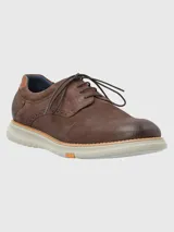 Zapato de estilo casual confeccionado en cuero marrón con detalles de perforaciones decorativas tipo brogue. Cuenta con cierre de cordones, forro interior de cuero y una suela de goma EVA ligera y flexible con tecnología Flex.