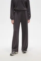 Pantalon de corte ancho y tiro medio, confeccionado en tejido de poliester con costuras frontales decorativas y cintura elastizada.