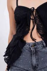 Short de jean gris oscuro con pequeños apliques brillantes.