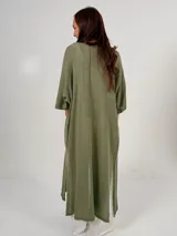 Saco tipo kimono color beige, confeccionado en hilo italiano, de manga corta y corte holgado. Incluye lazo para usar como choker o cinturón.