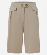 Bermuda color beige de corte recto confeccionada en tejido liso. Lleva una cinturilla transtemporal con dos botones y solapas plisadas justo debajo de la cintura.