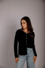 Blusa color beige de morley, con cuello en V y abotonada al frente.