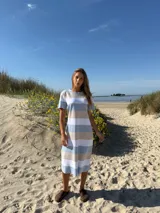 Vestido midi de mangas cortas con rayas horizontales en tonos celeste, blanco y beige.