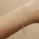Pulsera de cadena tipo serpiente fabricada en plata 925, con un diseño fino y minimalista.
