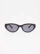 Lentes de sol negros con forma de ojo de gato y marco grueso.