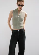 Pantalón de jean negro de corte recto y tiro alto, con diseño clásico de cinco bolsillos y cierre frontal con botón y cremallera.
