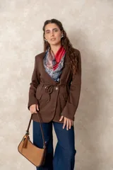 Chaquetón de paño color marrón con diseño de doble botonadura, cierre frontal con lazo ajustable en la cintura y bolsillos laterales con solapa.
