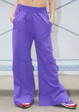 Pantalón violeta semi oxford de poplín con cintura elastizada ancha, bolsillos delanteros, tiro medio y tajo en los laterales externos.