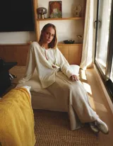 Pollera larga de tiro alto con silueta evasé y tajos frontales. Confeccionada en tejido de punto con caída fluida.