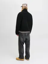 Campera tipo teddy de cuello alto y manga larga, confeccionada en tejido de textura suave. Presenta cierre frontal completo, bolsillos laterales con cierre y un pequeño bordado en el pecho.