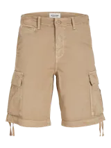 Short color beige de corte recto, con bolsillos cargo laterales y ajuste con cordones en el ruedo.