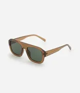 Lentes de sol femeninos con diseño cuadrado y estructura robusta en tono marrón traslúcido, con cristales oscuros y puente superior recto.