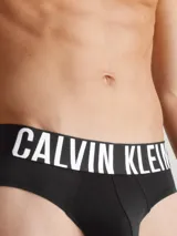Pack de tres slips para hombre de Calvin Klein, color negro, con cintura elástica ancha que lleva el logo de la marca en blanco.