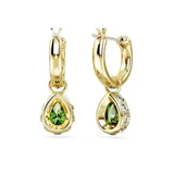 Par de aros Swarovski bañados en tono oro, con aros mini de cristales cuadrados transparentes y una Swarovski Zirconia con forma de pera de color verde rodeada de cristales cuadrados transparentes.