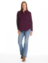 Camisa de pana marca Dash, color violeta, con cuello clásico, cierre frontal de botones y un bolsillo aplicado en el pecho.