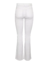 Jean flare tiro alto color blanco, de corte ajustado en la parte superior y ligeramente acampanado en las pantorrillas. Con cierre frontal de botón y cremallera, y bolsillos clásicos.