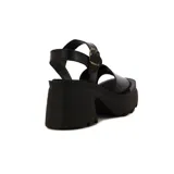 Sandalias de cuero color negro, con plataforma alta y suela track dentada, taco ancho y tira ajustable con hebilla en el talón.