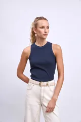 Musculosa de algodón acanalado con cuello redondo, corte ajustado y diseño sin mangas.