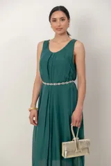 Vestido midi de gasa negro, con solera sin mangas, escote fruncido y detalle de aplique floral en el hombro.