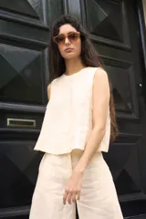 Musculosa negra de lino con escote redondo y corte holgado.