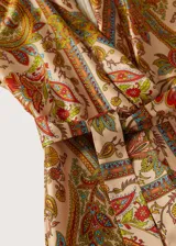 Mono largo con estampado paisley en tonos beige, naranja, verde y celeste. Diseño cruzado con escote en V, mangas cortas y cinturón de lazo.
