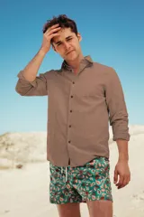 Camisa de lino de manga larga en color marrón claro, con cuello clásico y botones de coco natural.