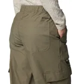 Pantalón cargo color verde militar, de corte holgado, con cintura parcialmente elástica, bolsillos laterales tipo cargo con solapa, bolsillos traseros y puños ajustables.