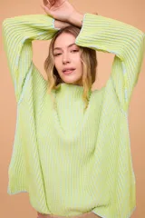 Buzo tejido de algodón con silueta holgada, mangas anchas y cuello bote. Presenta un diseño reversible con efecto vanizado a contratono.