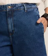 Short de jean tiro alto con trabillas y bolsillos, confeccionado en algodón denim azul con pespuntes contrastantes.