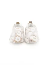 Pantuflas de peluche con diseño de estampado animal print en tonos beige y blanco, con interior forrado y tirador en el talón.