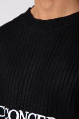 Sweater de punto acanalado color negro, con cuello redondo y mangas largas. Presenta el logo VCPCONCEPT bordado en el pecho en color blanco.