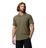 Camisa de manga corta Columbia color verde militar, de corte clásico con cuello camisero, cierre frontal de botones y dos bolsillos en el pecho con solapa y cierre de velcro.