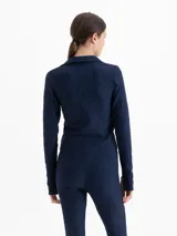 Top de manga larga en color azul marino, confeccionado en tejido con textura calada y diseño ajustado al cuerpo, con cuello tipo polo y escote en V.