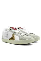 Championes deportivos Santa Barbara Vibe, color blanco con detalles en gris, rojo y un aplique lateral con estampa animal print de leopardo.