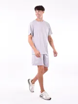 Remera negra de poliéster, corte clásico y cuello redondo.