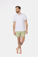 Short de baño negro liso, con cintura elástica y cordón regulable, dos bolsillos laterales y suspensor de malla fina.