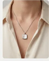 Collar de cadena fina de plata con dije cuadrado de nácar engastado en marco de plata.
