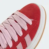 Championes Adidas Campus 00S Double W, color rojo con detalles en rosa, confeccionados en gamuza, con suela blanca y cordones rosas.