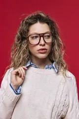 Sweater de tejido de punto negro con tramas de ochos en las mangas y laterales, cuello redondo a la base y mangas largas.