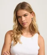 Top cropped sin mangas, color marrón oscuro, de corte ajustado al cuerpo y cuello redondo. Presenta textura acanalada.