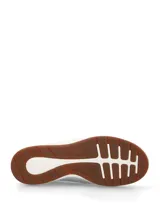 Championes casuales Hush Puppies modelo Spinal Mesh, color blanco con detalles en marrón claro en la parte trasera. Confeccionados en cuero con inserciones de tejido de malla transpirable, cordones tono sobre tono y suela de EVA con base de goma.