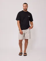 Bermuda cargo de corte recto, color beige, con cintura elástica y cordón de ajuste. Presenta bolsillos laterales con solapa y cierre, confeccionada en tejido de algodón con elastano.