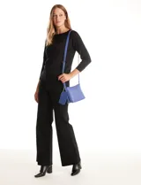 Cartera tipo bandolera Tahari color azul, con diseño estructurado y cierre metálico superior. Incluye una correa larga regulable y un mini monedero independiente enganchado a la misma. Presenta logo metálico frontal y herrajes plateados.