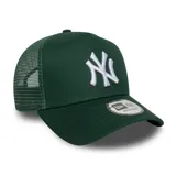 Gorro tipo trucker New Era, color verde oscuro, con paneles frontales sólidos y paneles traseros de malla. Presenta el logo de los New York Yankees bordado en blanco en el frente.