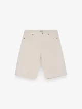 Bermuda de denim color blanco off-white, de tiro alto y corte recto y holgado, con bolsillos laterales y traseros.